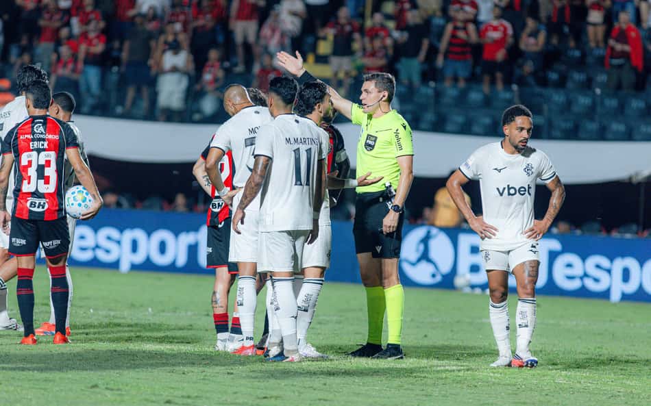 Lance de Danilo e Ramon em Vitória e Botafogo no Campeonato Brasileiro gerou revolta