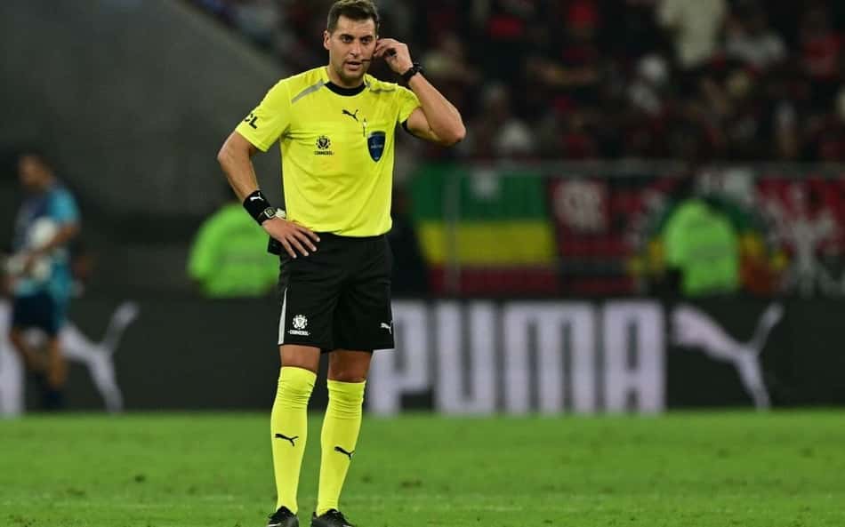 Árbitro Gustavo Tejera (URU), apitando Flamengo e Cruzeiro na Libertadores