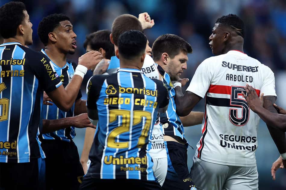 Arboleda em campo contra o Grêmio