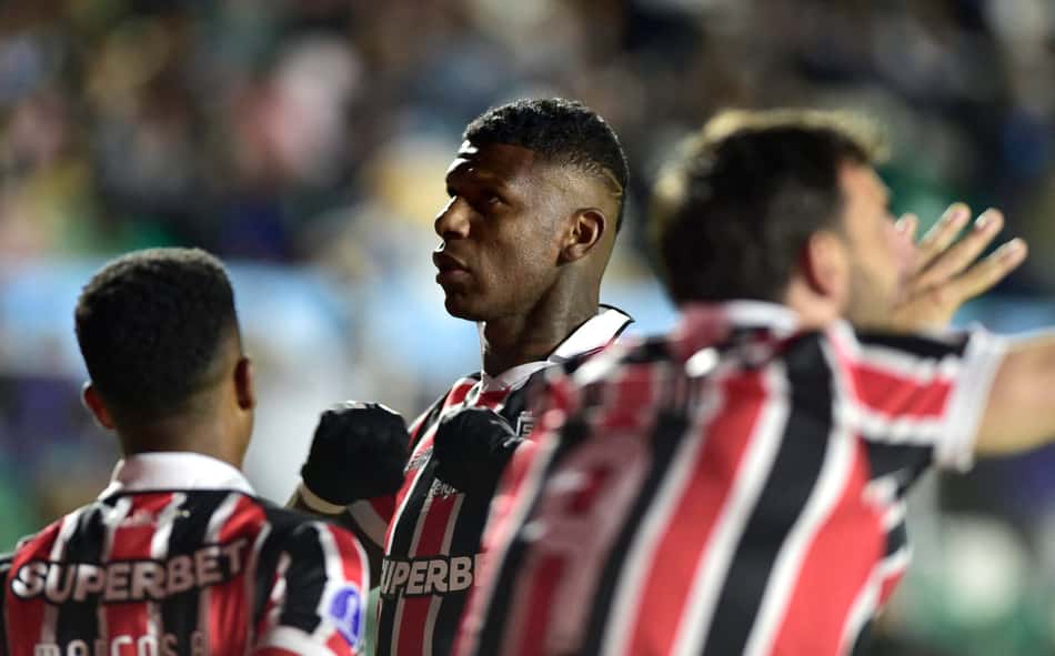 Arboleda, zagueiro do São Paulo, celebra o gol contra o Bolívar pela Sul-Americana