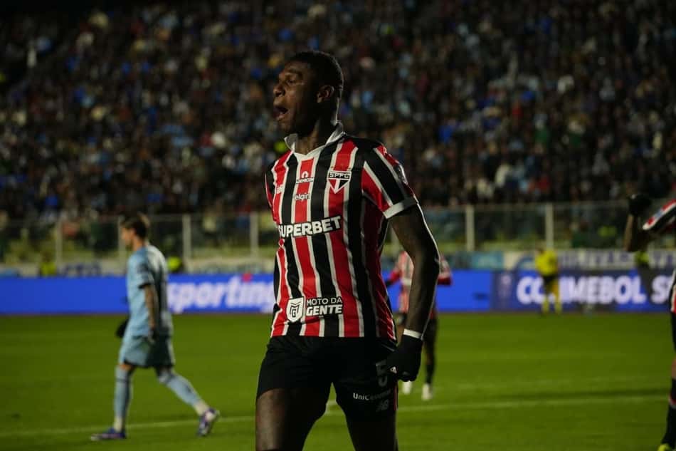 Arboleda comemora gol em Bolívar x São Paulo
