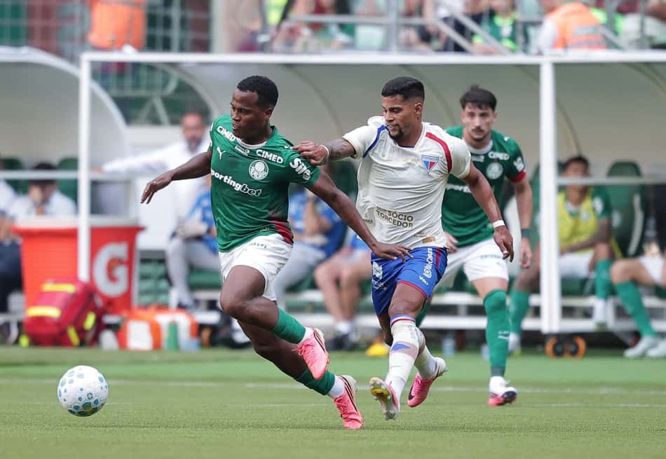 Arias passa pela marcação de Mailton no duelo entre Palmeiras e Fortaleza pela Copa do Brasil