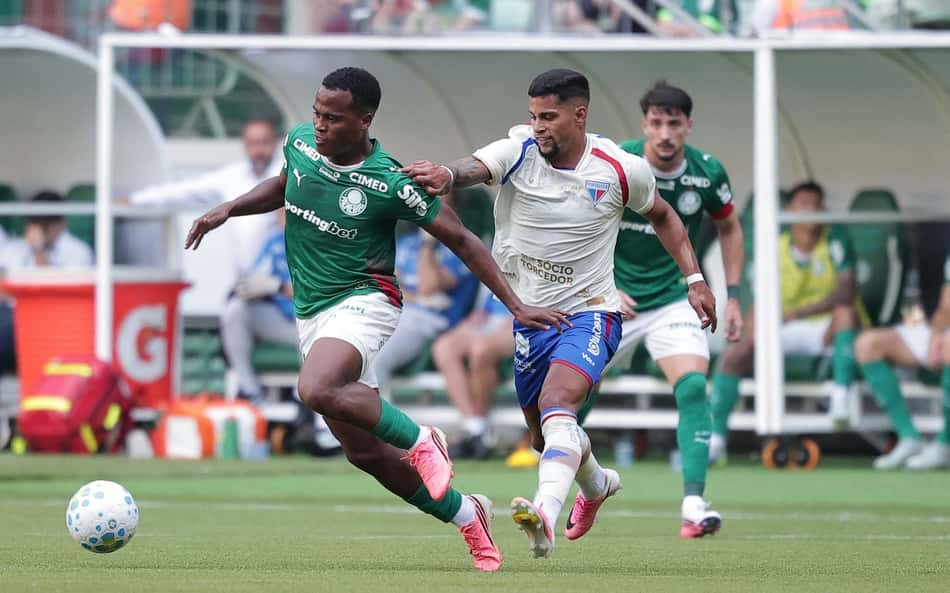 Arias passa pela marcação de Mailton no duelo entre Palmeiras e Fortaleza pela Copa do Brasil