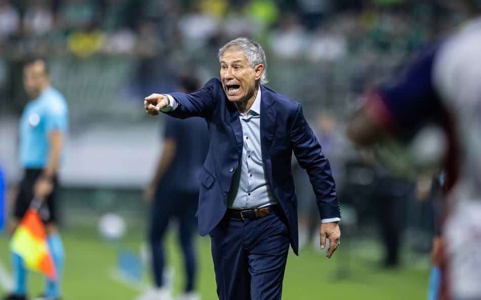 Ariel Holan orienta jogadores do Cerro Porteño no jogo contra o Palmeiras