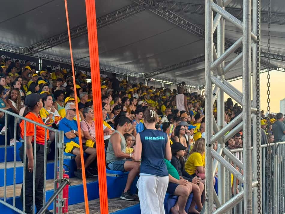 Arquibancada lotada no Elite 16 de Vôlei de Praia