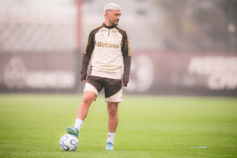 Arrascaeta durante treino do Flamengo no Ninho do Urubu