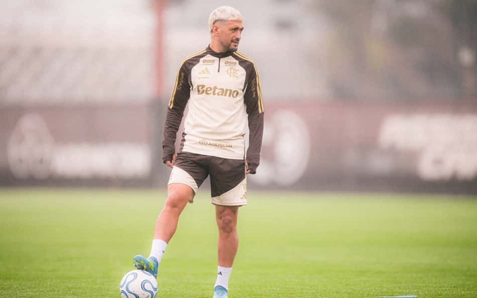 Arrascaeta durante treino do Flamengo no Ninho do Urubu