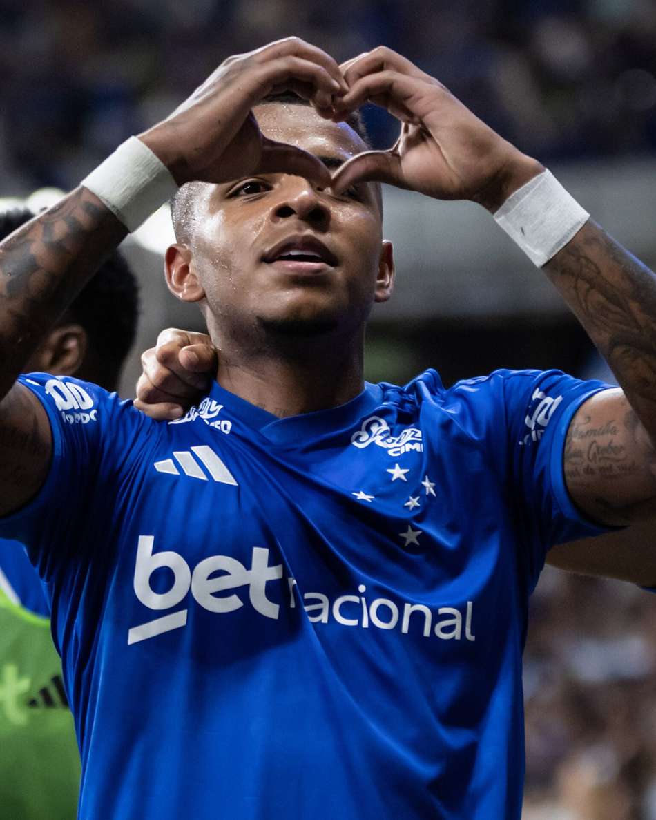 Arroyo comemora gol contra o Atlético-MG, e faz o gesto de coração com as mãos