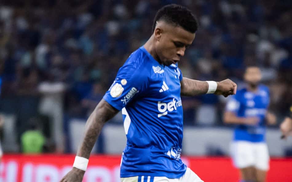 Arroyo conduz bola no Mineirão
