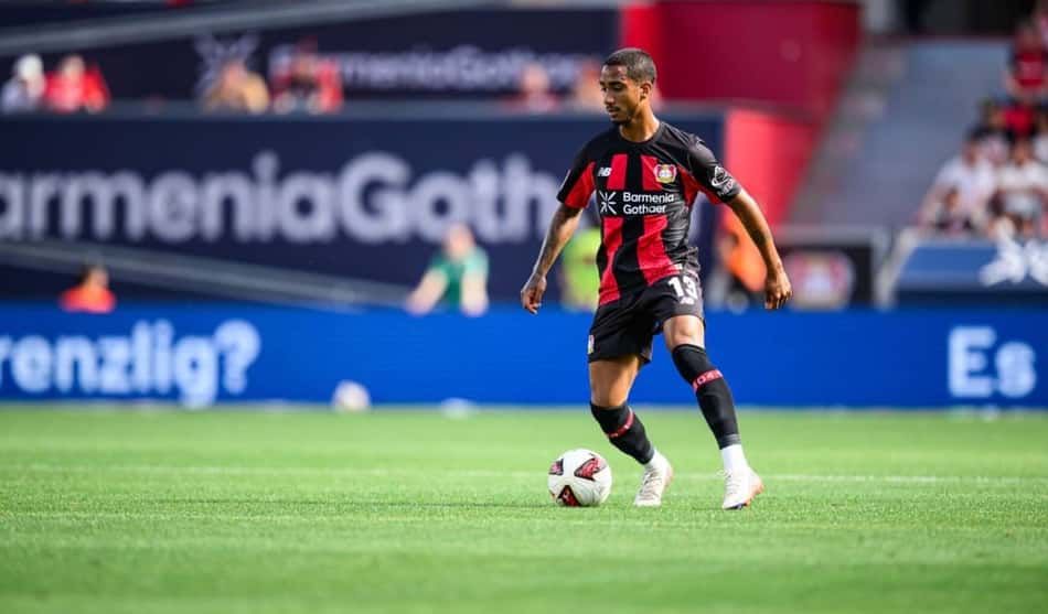 Arthur em campo pelo Bayer Leverkusen