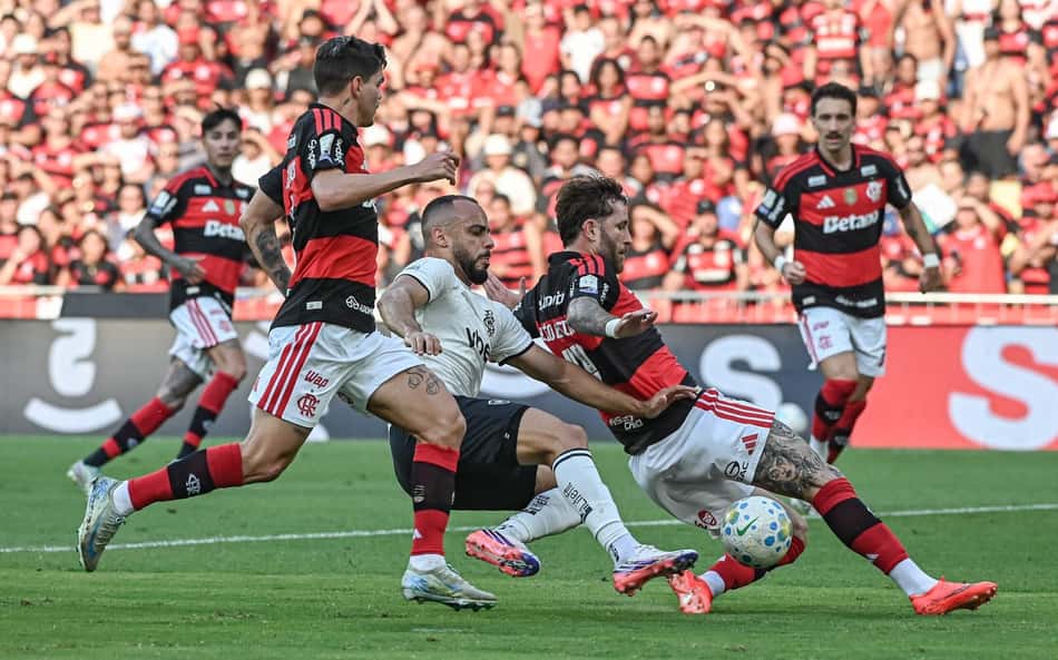 Arthur Cabral marcando o gol anulado em Flamengo e Botafogo