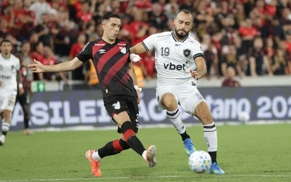 Arthur Cabral em ação durante Athletico PR x Botafogo