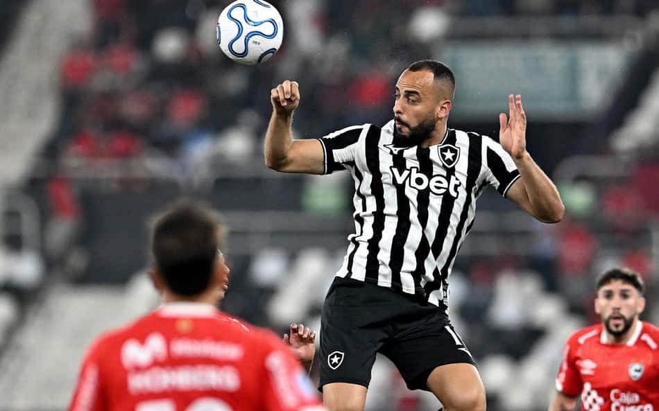 Arthur Cabral em ação na partida entre Botafogo e Cienciano