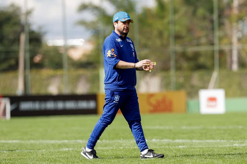 Arthur Elias treina seleção brasileira feminina