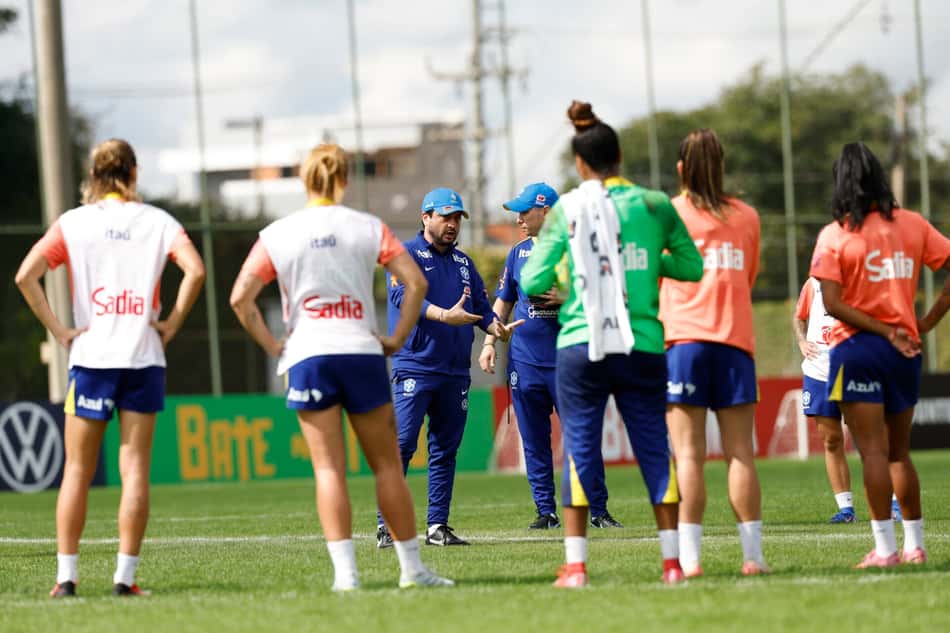 Arthur Elias treina seleção brasileira feminina