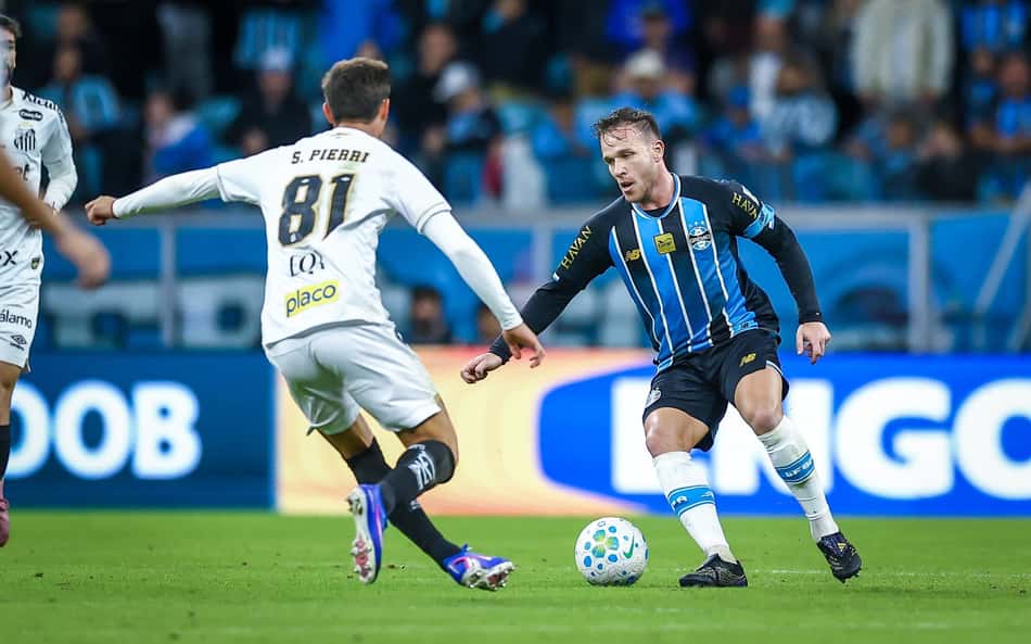 Arthur conduz o Grêmio ao ataque em jogo do Brasileirão contra o Santos