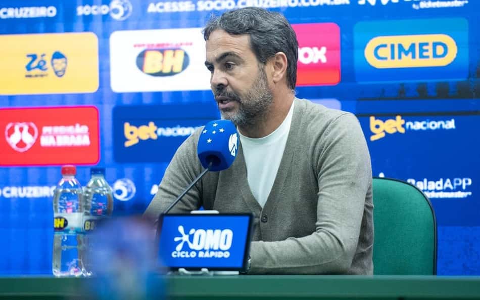 Artur Jorge dá entrevista coletiva na Arena Condá