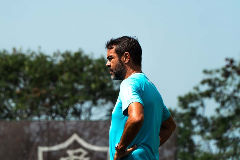 Artur Jorge em treinamento no Rio