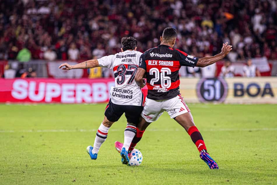 Artur e Alex Sandro disputam a bola no gramado do Maracanã durante jogo entre São Paulo e Flamengo