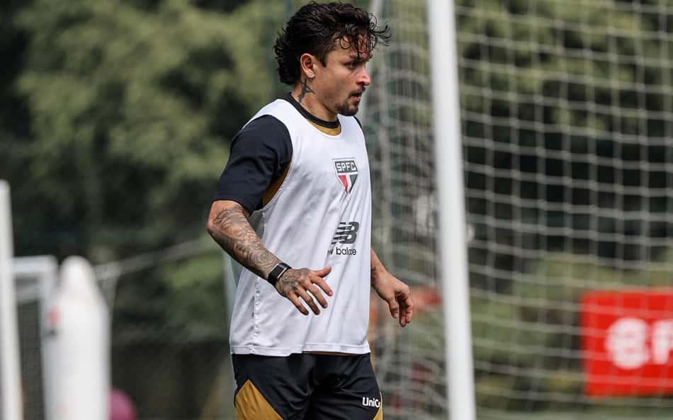 Artur em treino do São Paulo
