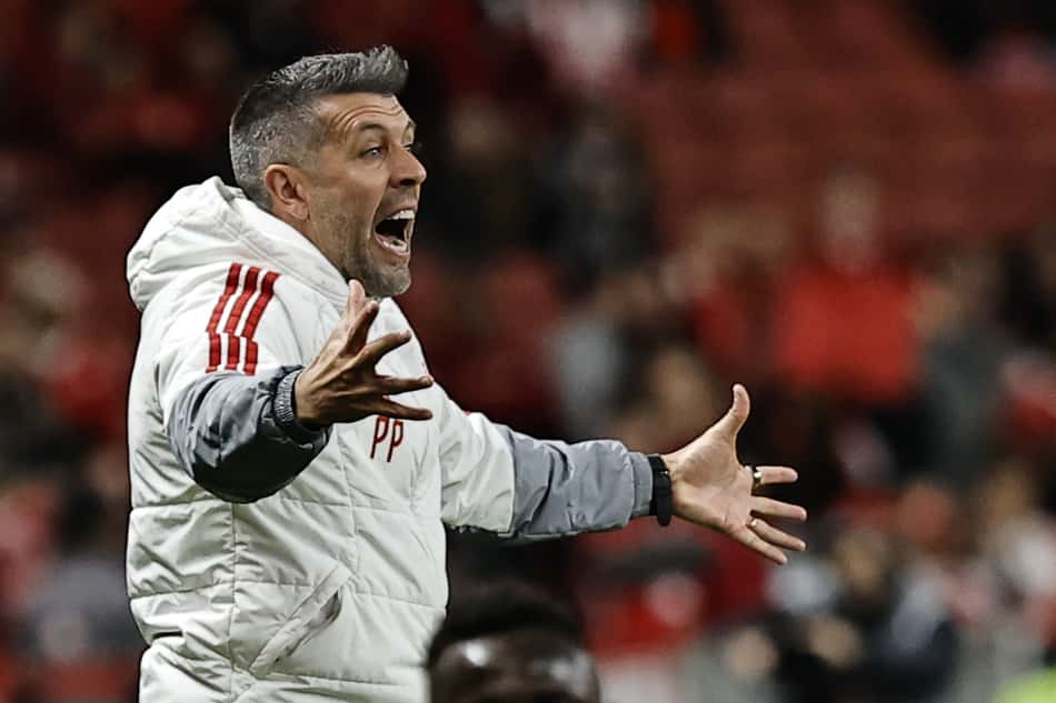 Atacante do Galo quase marca golaço em Internacional x Atletico (Foto: Roberto Vinicius/AGIF/Folhapress)