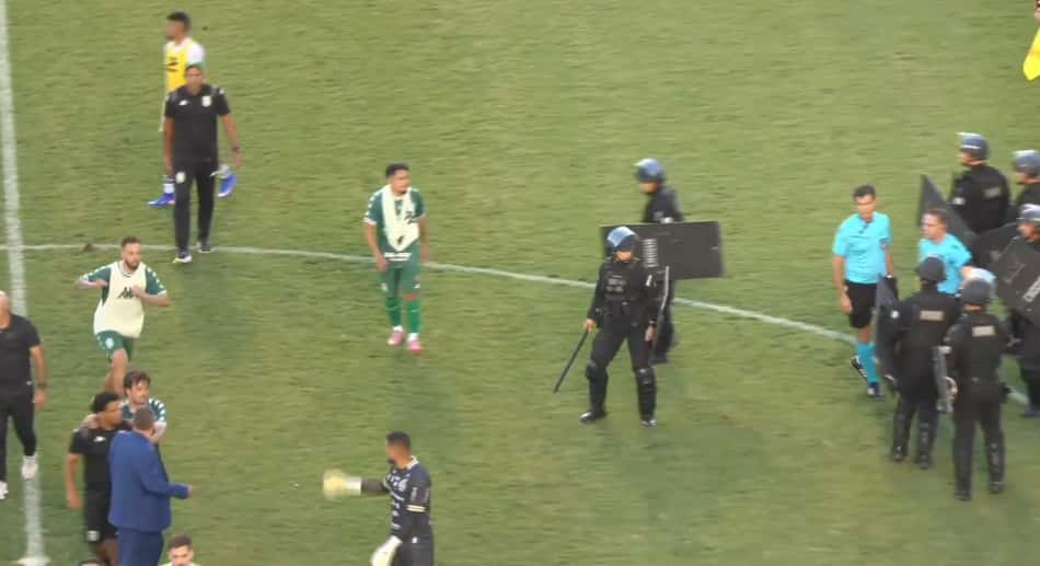 Atacante do Gama é expulso e agride adversários em semifinal da Série D