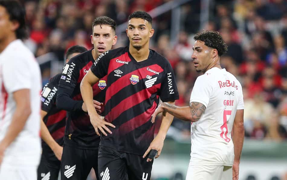 Arthur Dias jogador do Athletico Paranaense em lance durante partida do Campeonato Brasileiro na Arena da Baixada, em Curitiba