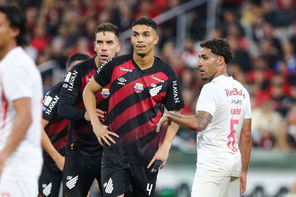 CURITIBA, PR, 15/08/26 - CAMPEONATO BRASILEIRO / ATHLETICO X BRAGANTINO - ESPORTES - Arthur Dias jogador do Athletico Paranaense em lance durante partida do Campeonato Brasileiro na Arena da Baixada, em Curitiba, neste sabado (15).