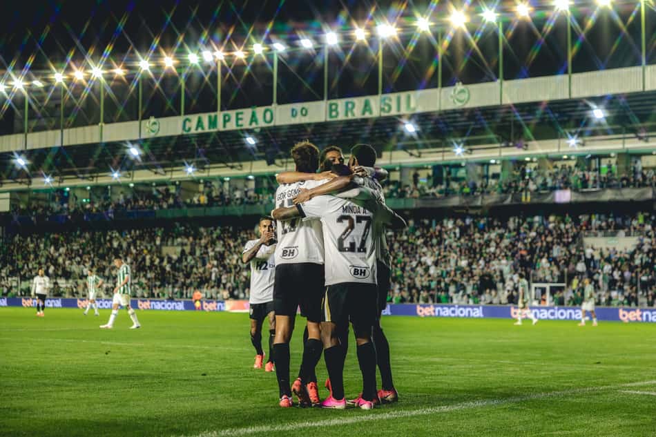 Atlético comemora classificação contra o Juventude (Foto: Pedro Souza / Atlético)