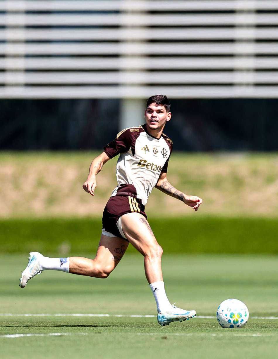 Ayrton Lucas vira alvo em Cruzeiro x Flamengo (Foto: Gilvan de Souza/Flamengo)