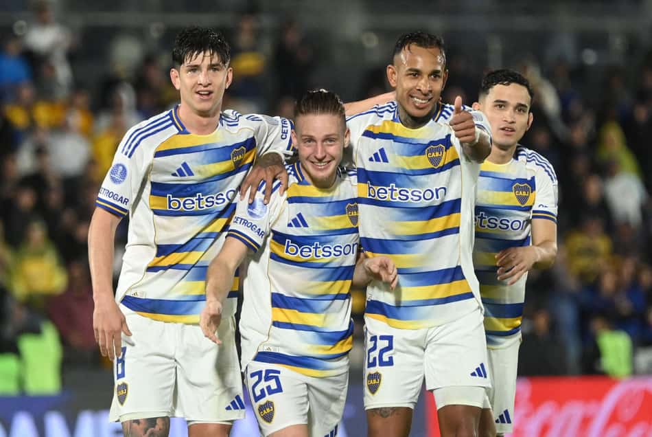Jogadores do Boca Juniors comemorando abraçados com a camisa branca