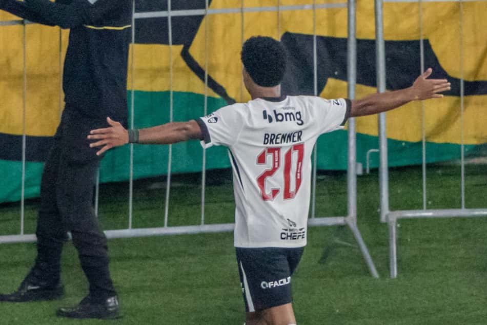 Brenner marcou duas vezes na vitória do Vasco sobre o Fluminense na Copa do Brasil