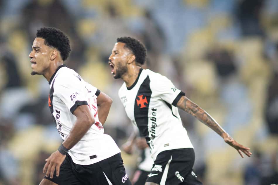 Brenner e Jair comemorando gol do Vasco contra o Fluminense