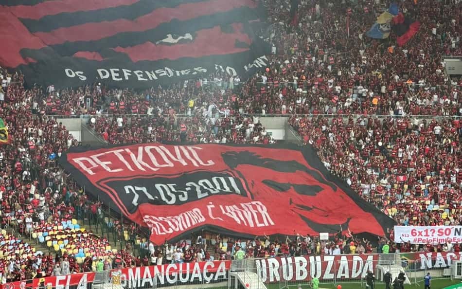 Bandeirão da torcida do Flamengo para clássico contra o Vasco no Maracanã (Foto: Lucas Bayer / Lance!)