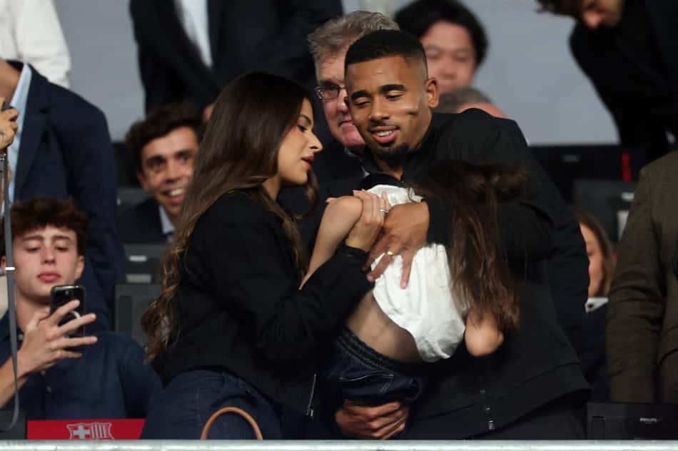 Gabriel Jesus ao lado da esposa segurando a filha