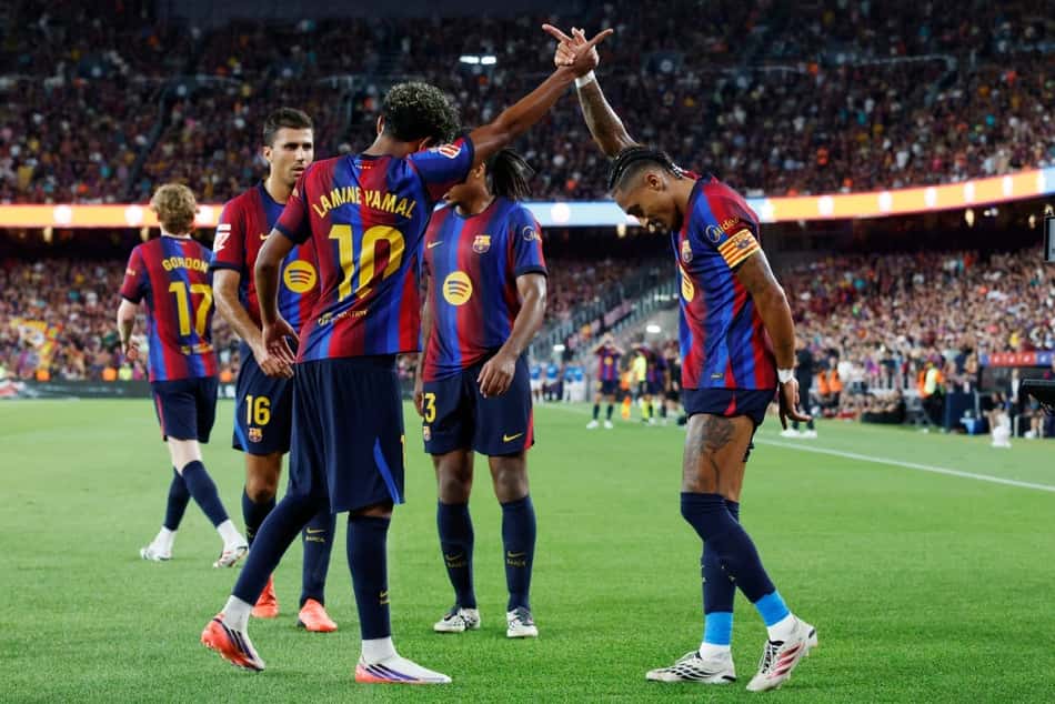 Raphinha e Yamal comemoram gol pelo Barcelona sobre o Rayo Vallecano, na La Liga