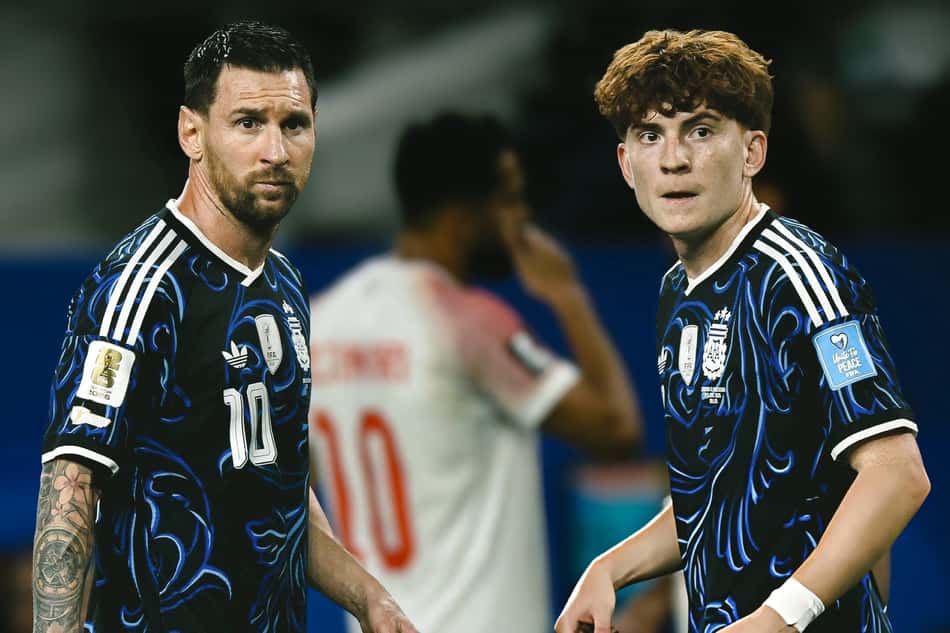 Barco ao lado de Lionel Messi