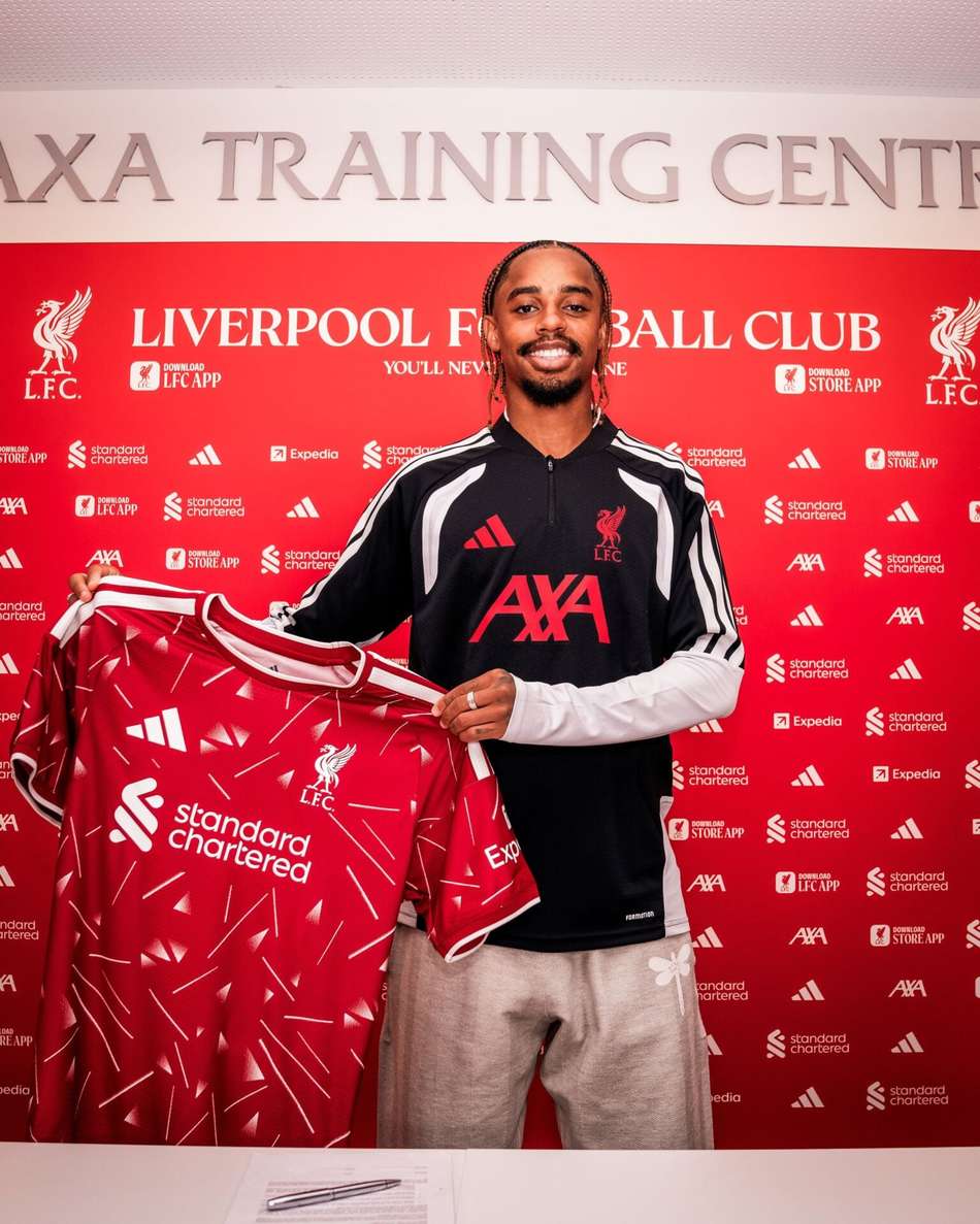 Barcola apresentado pelo Liverpool como o novo reforço