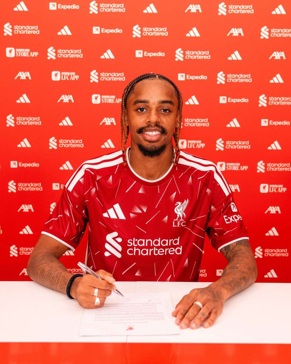 Barcola assinando o contrato com o Liverpool