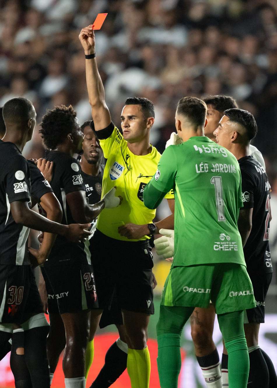 Cauan Barros é expulso em Vasco e Vitória pela Copa do Brasil