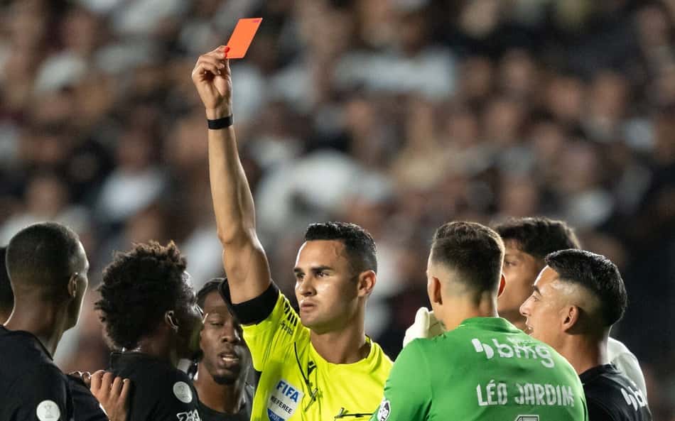 Cauan Barros expulso em Vasco e Vitória pela Copa do Brasil