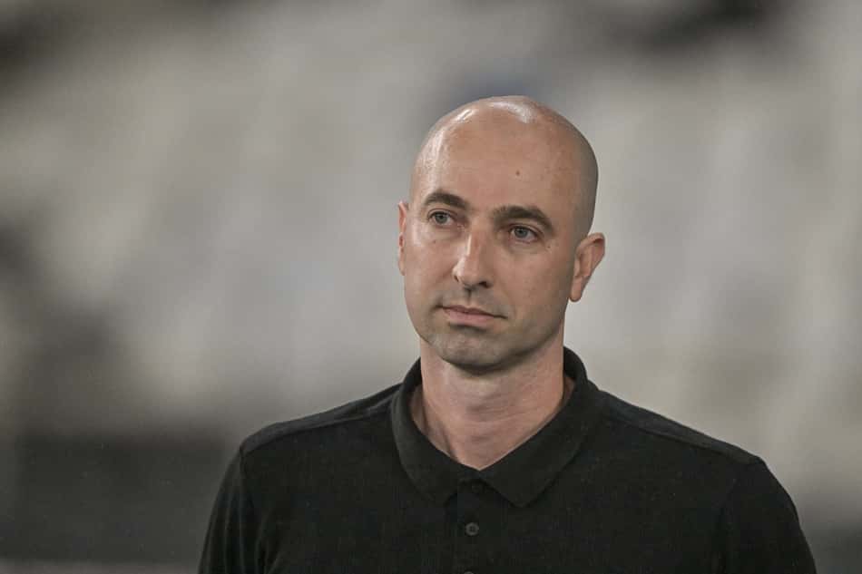 Bellão, técnico interino do Botafogo, na beira do campo para partida contra o Athletico-PR no Campeonato Brasileiro