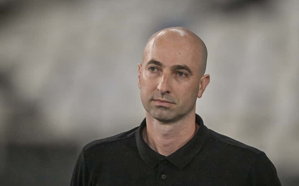 Bellão, técnico interino do Botafogo, na beira do campo para partida contra o Athletico-PR no Campeonato Brasileiro