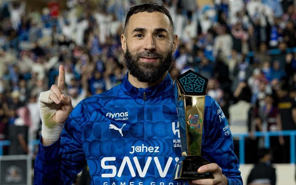 Benzema com prêmio de melhor jogador da partida pelo Al-Hilal