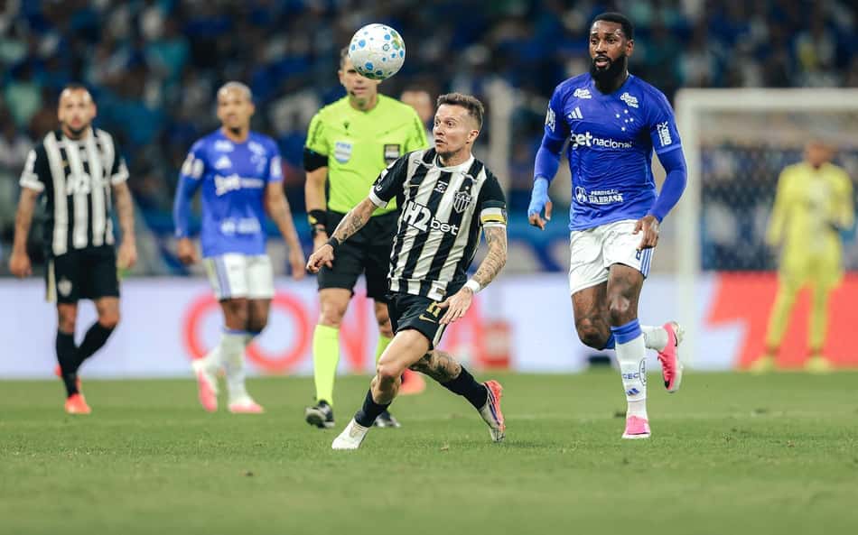 Bernard e Gerson no clássico (Foto: Pedro Souza / Atlético)