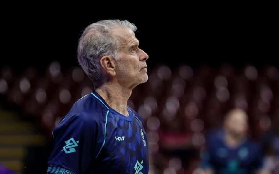 Bernardinho olha para a arquibancada em treino da VNL em Brasília