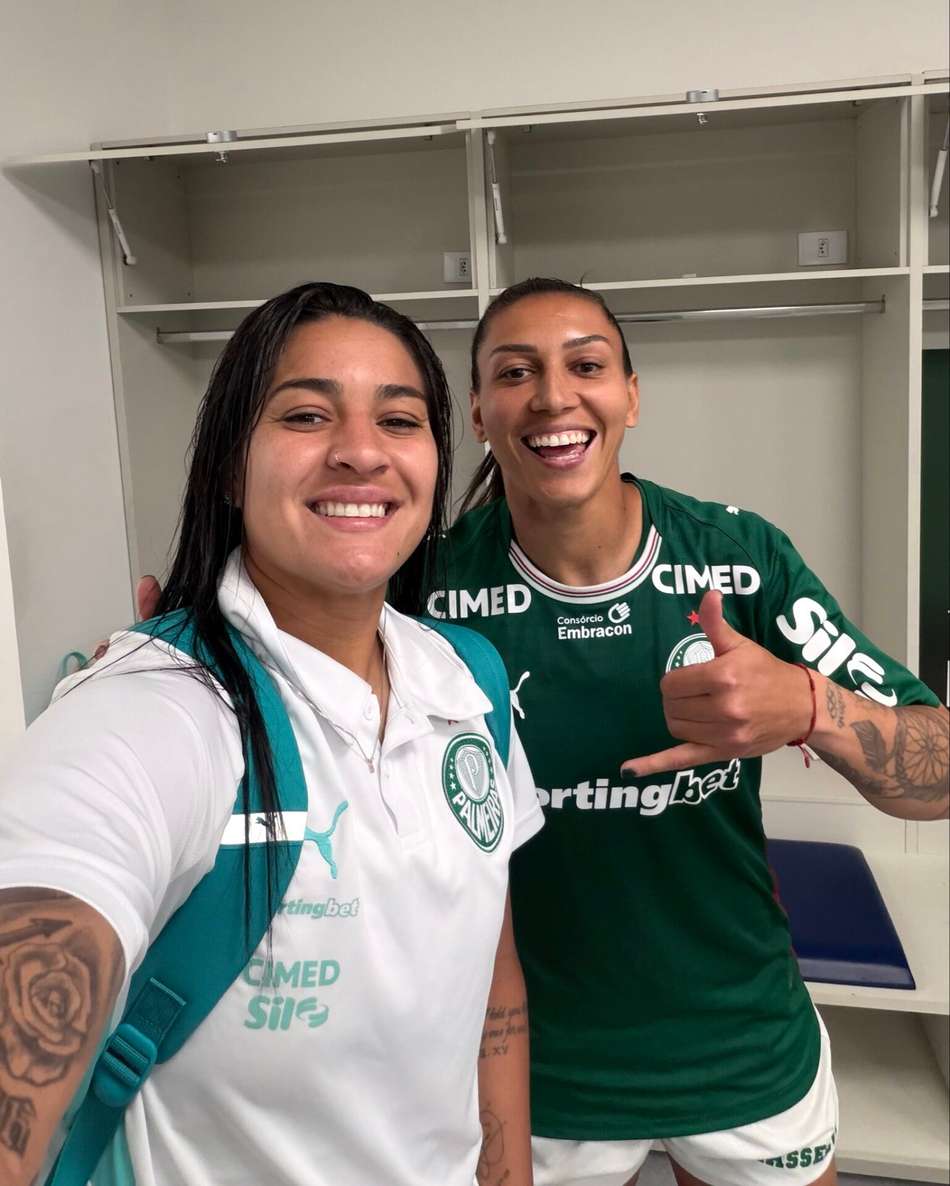 Bia Zaneratto e Brena comemoram a vitória do Palmeiras sobre o Inter