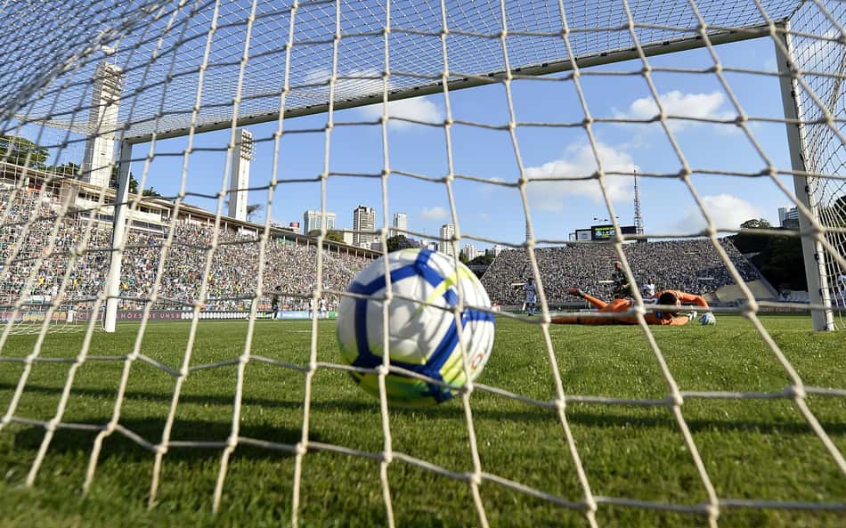 Bola atinge a rede em jogo entre Palmeiras e Ceará no Brasileirão