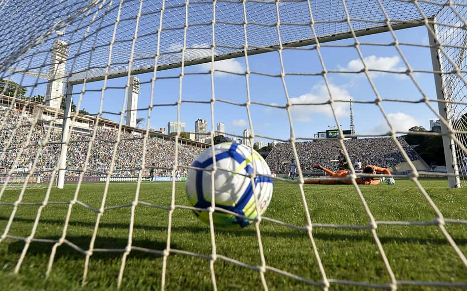 Bola atinge a rede em jogo entre Palmeiras e Ceará no Brasileirão