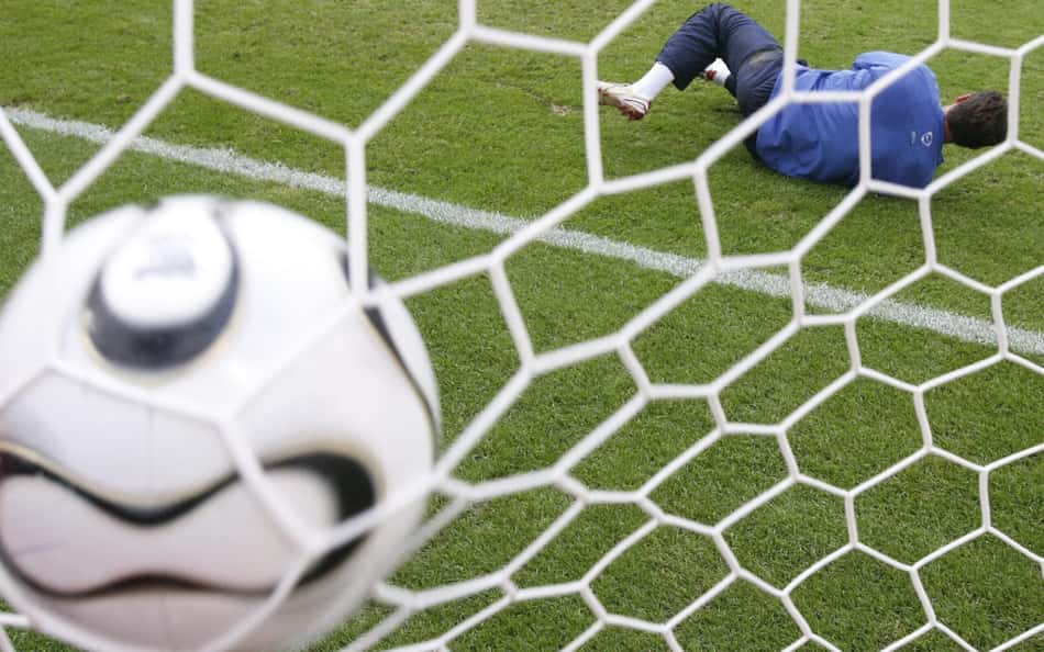 Bola entra na rede em jogo da Copa do Mundo